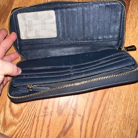 Authentic Micheal Kors Purse - Picture 5 of 10